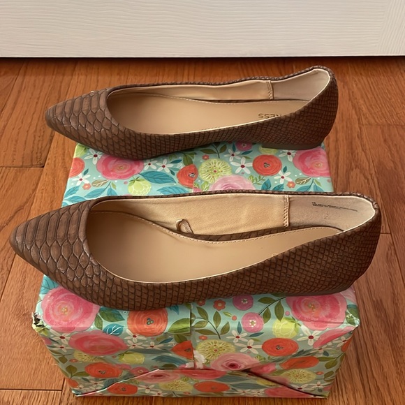 EUC - Express Flat Shoes Faux Leather - Picture 2 of 5